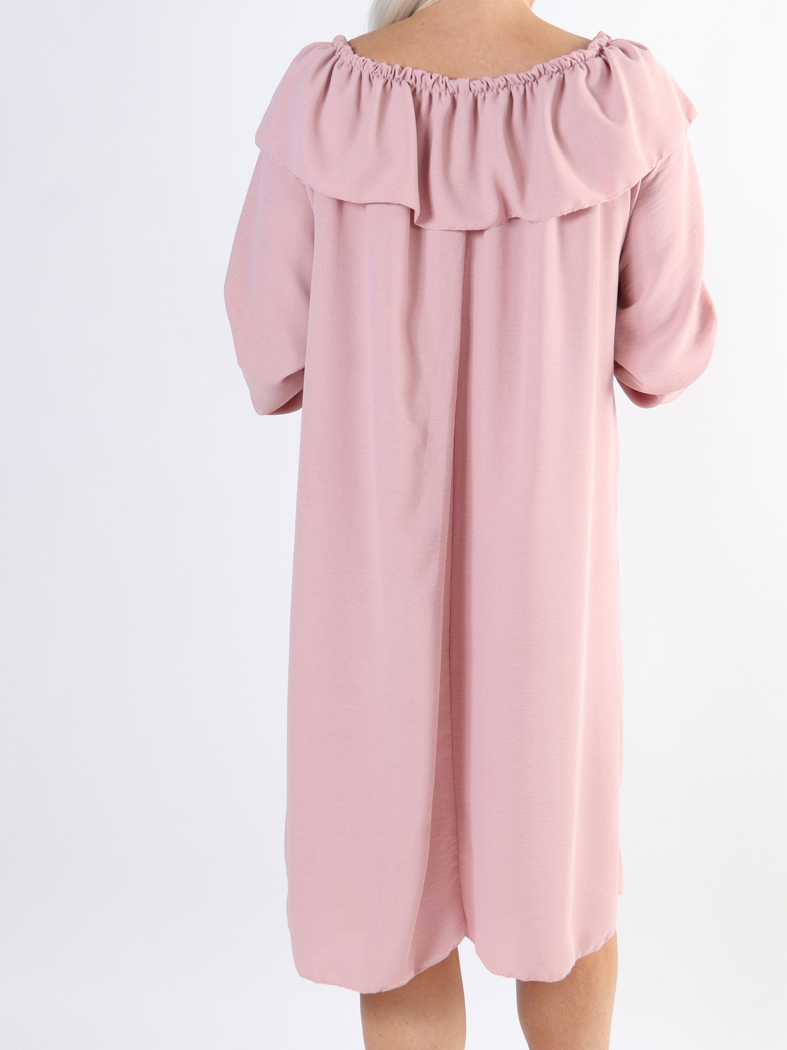 Elpida - Plus size kjole med flæsekant og smock ved ærmet